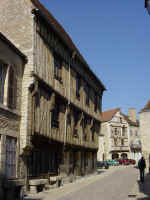 Noyers-sur-Serein.jpg (36747 octets)